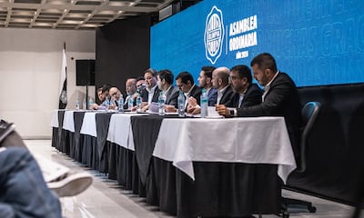 El presidente de Olimpia, Rodrigo Nogués comanda ante los socios la Asamblea General en la sede del club franjeado. (Foto; @OlimpiaMedia)