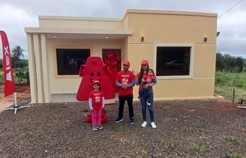 La casa que entregó ALEX a Rubén Darío Monges Insfrán, su esposa Carina Valdez y sus pequeños hijos.