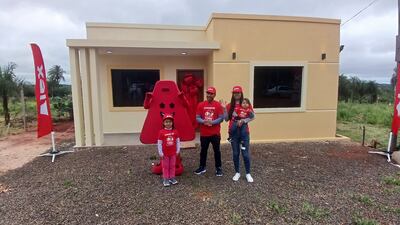 La casa que entregó ALEX a Rubén Darío Monges Insfrán, su esposa Carina Valdez y sus pequeños hijos.