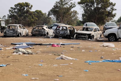 Autos quemados quedaron en el lugar del ataque del fin de semana contra el festival de música del desierto Supernova por parte de Hamás, cerca del Kibbutz Reim en el desierto de Negev en el sur de Israel, donde se inició el estallido de la guerra.