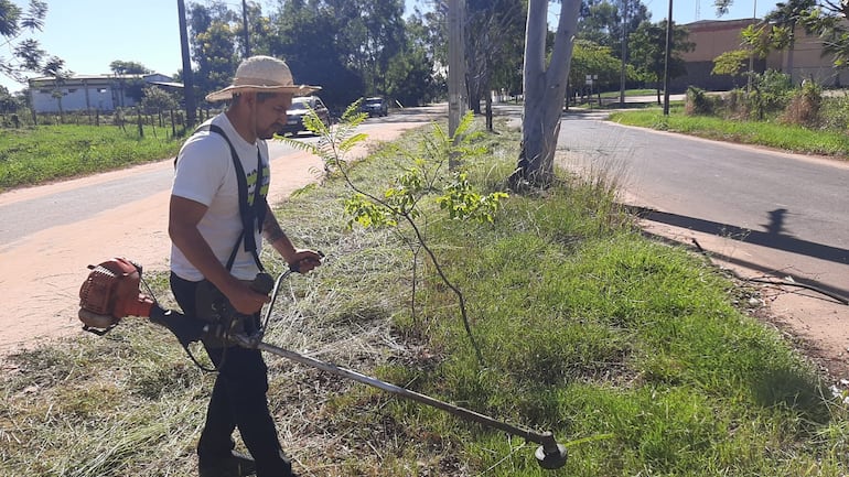 El intendente interino de San Pedro, Rodrigo Molinas sale a trabajar en la limpieza de la ciudad