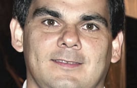 José González, director.