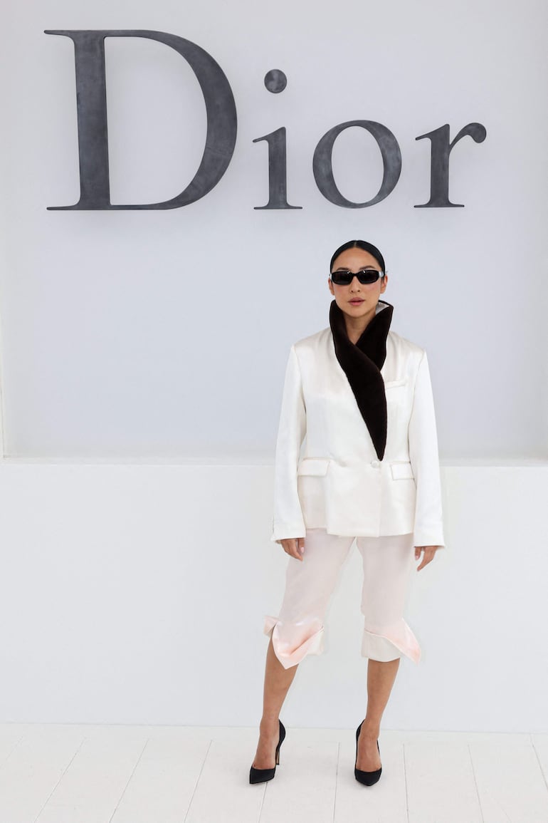 Greta Lee llegó con un look en blanco y negro a desfile de Dior en el Paris Fashion Week. (Xavier GALIANA / AFP)