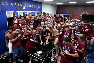 Tras recibir las medallas y el trofeo, los jugadores de Lanús siguieron celebrando en el vestuario del Defensores del Chaco, luego de alcanzar su segunda Sudamericana.
