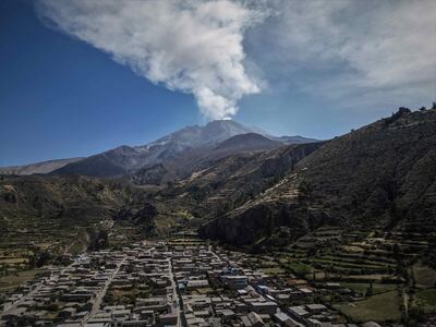Fotografía del volcán Ubinas, desde el pueblo de Ubinas, en Moquegua (Perú).