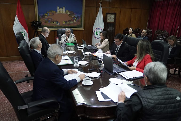 Isaías Fretes debutó ante el Consejo del IPS con fuertes críticas a la gestión