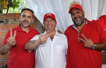 El precandidato a concejal de Asunción Nasser Esgaib, el aspirante a la intendencia de Asunción por HC, Camilo Pérez y el presidente de la Seccional 32 Andrés Alvarenga.