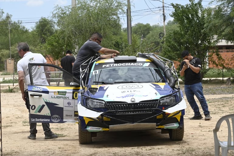 Los autos del Campeonato Nacional de Rally realizan la instalación del GPS en la Terminal de Ómnibus de la ciudad de Mariscal Estigarribia, cabecera del Rally del Chaco 2026.