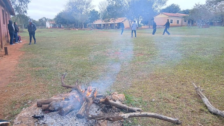 Estudiantes de la comunidad de Potrero Naranjo reciben clases a la intemperie tras la clausura de aulas con riesgo de derrumbe