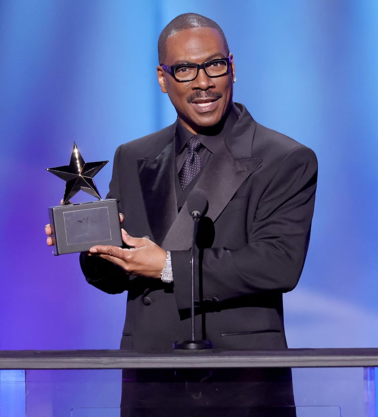 Eddie Murphy muestra orgulloso su Premio AFI a la Trayectoria Artística. (Kevin Winter/Getty Images/AFP)
