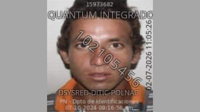 Hospital de Barrio Obrero. El rostro de un hombre tranquilo, sin familiares visibles, rodeado de documentos en el ambiente.