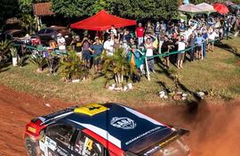 El público de Artigas vibró con el paso de los autos en el rally itapuense.