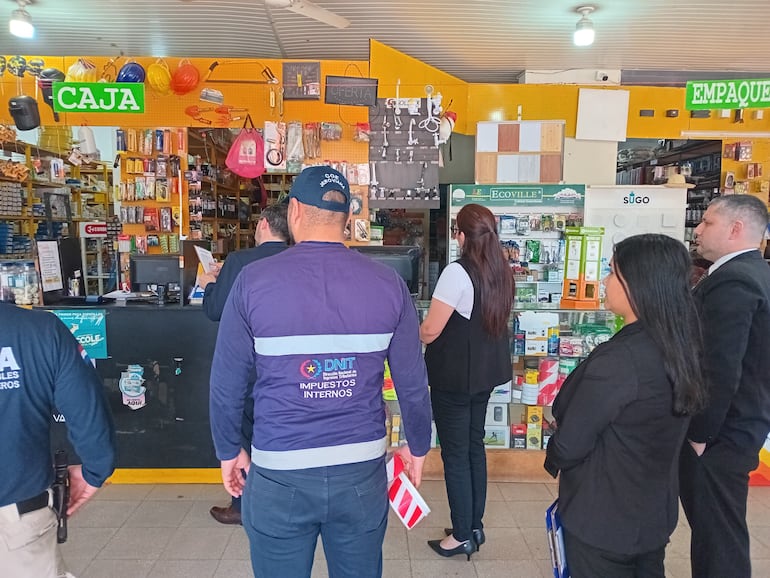 El 15 de julio, la DNIT se dispuso la suspensión temporal de dos locales comerciales ubicados en Capiatá por no emitir comprobantes de venta a sus clientes. Gentileza DNIT