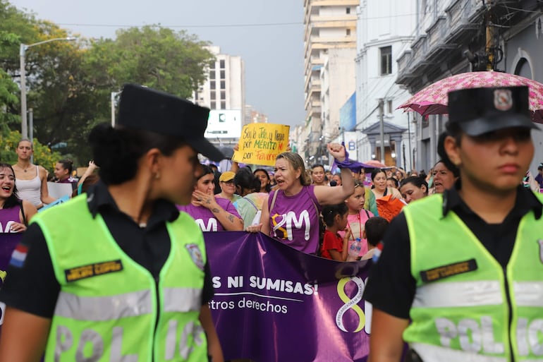 Decenas de mujeres policías resguardaron la marcha del 8M.