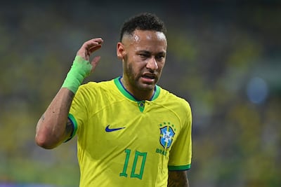 Neymar Jr. no pudo formar parte del entrenamiento vespertino debido a las persistentes dudas sobre su estado físico.