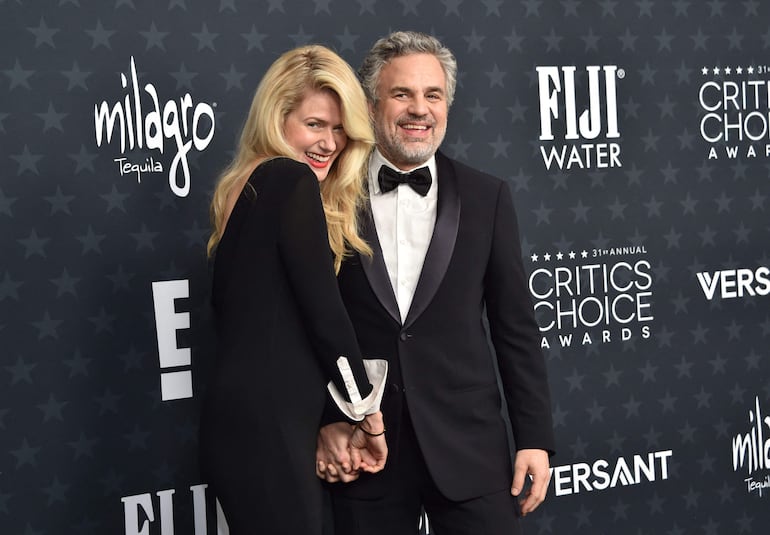 Pareja feliz. El actor Mark Ruffalo y su esposa Sunrise Coigney a su llegada a los Critics Choice Awards en el Barker Hangar. (Chris Delmas / AFP)