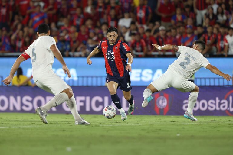 Blas Riveros (c), futbolista de Cerro Porteño, disputa un balón en el partido frente a Libertad por la fecha 21 del torneo Clausura 2025 de la Primera División de Paraguay en el estadio La Nueva Olla, en Asunción, Paraguay.