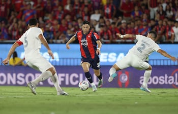 Blas Riveros (c), futbolista de Cerro Porteño, disputa un balón en el partido frente a Libertad por la fecha 21 del torneo Clausura 2025 de la Primera División de Paraguay en el estadio La Nueva Olla, en Asunción, Paraguay.