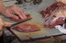 Cortes de carne, cocinera cortando carne, carne paraguaya, carne de primera.