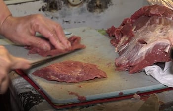 Cortes de carne, cocinera cortando carne, carne paraguaya, carne de primera.