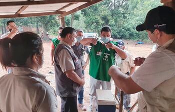 Técnicos del Senacsa realizan trabajos de supervisión de las vacunaciones antiaftosa y antibrucelosis.