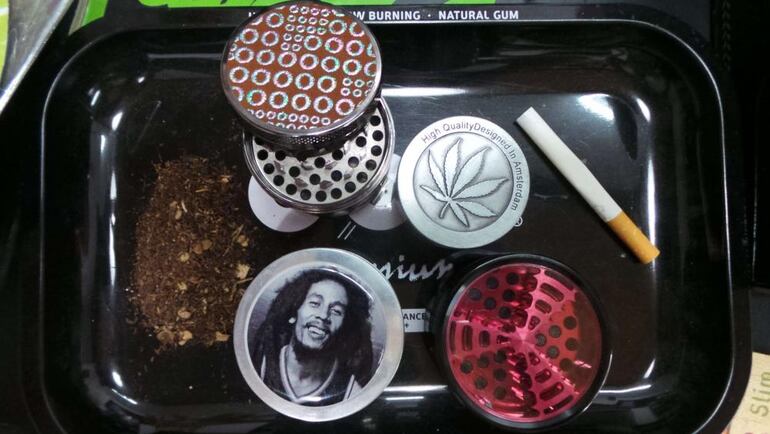 Algunos molinos para picar las hojas vienen preparados para que se filtren las semillas.