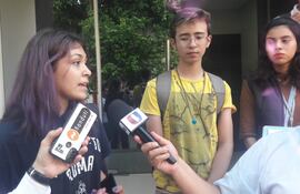 Valeria Zayas (izq.) de Unepy y Angel Britos (der.) de Fenaes tras la reunión con Guido Benza viceministro del Transporte sobre boleto estudiantil.