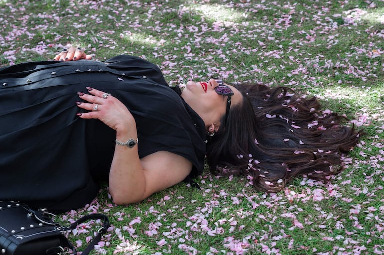 Una mujer descansa entre los cerezos en flor en el Jardín Botánico de Brooklyn, en Nueva York, Estados Unidos, el 23 de abril de 2026.