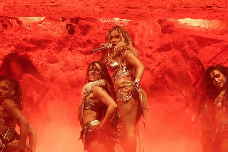 Pura sensualidad. La colombiana Karol G en el escenario de Coachella 2026 en Indio, California. (VALERIE MACON / AFP)