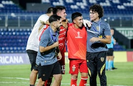El festejo tras obtener la clasificación a la fase de grupos de la Copa Sudamericana entre los porteros de Recoleta FC, Óscar Toledo y Nelson Ferreira, acompañados por el entrenador de porteros, Osvaldo Cabral. (Foto: @recoleta_club)