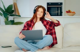 Mujer escuchando música.
