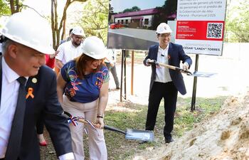 El acto de palada inicial en el predio de la Gobernación de Alto Paraná.