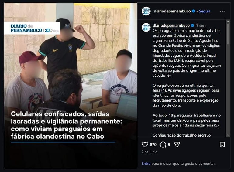 Cuatro hombres conversan al aire libre, con camisetas y gorras, en un ambiente informal y de trabajo. Dos escuchan atentamente.