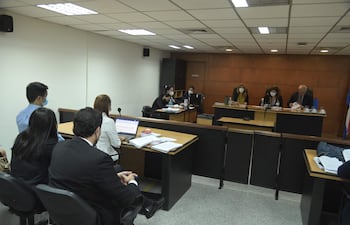 La jueza Olga Ruiz preside el Tribunal de Sentencia que tiene a su cargo el juicio oral a Óscar Javier Britez (de camisa celeste).