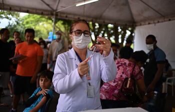 Vacunación a niños contra el dengue en Brasil.