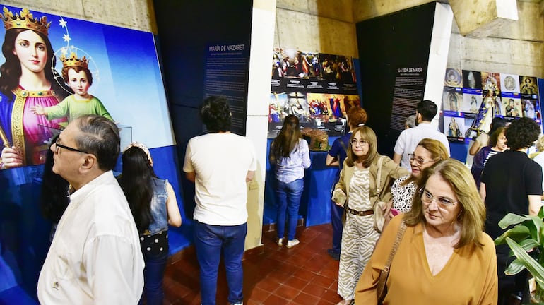 El Museo de María puede ser visitado de Lunes a Viernes, antes y después de las misas de las 19:00.