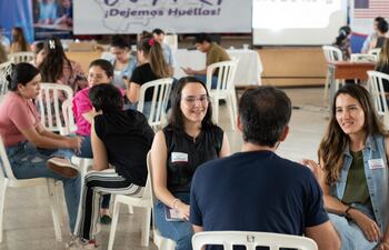 Jóvenes interesados en becas para Estados Unidos participan en talleres de mentoría.