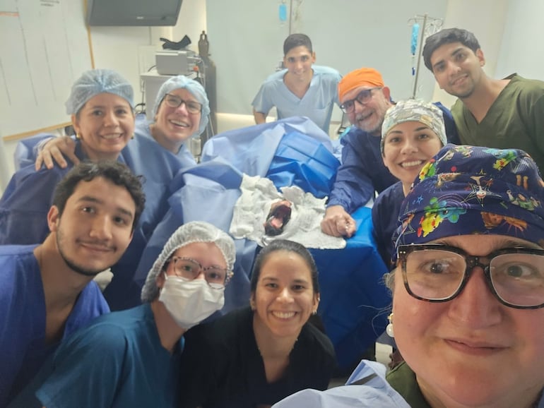 El equipo médico que realizó la exitosa cirugía.