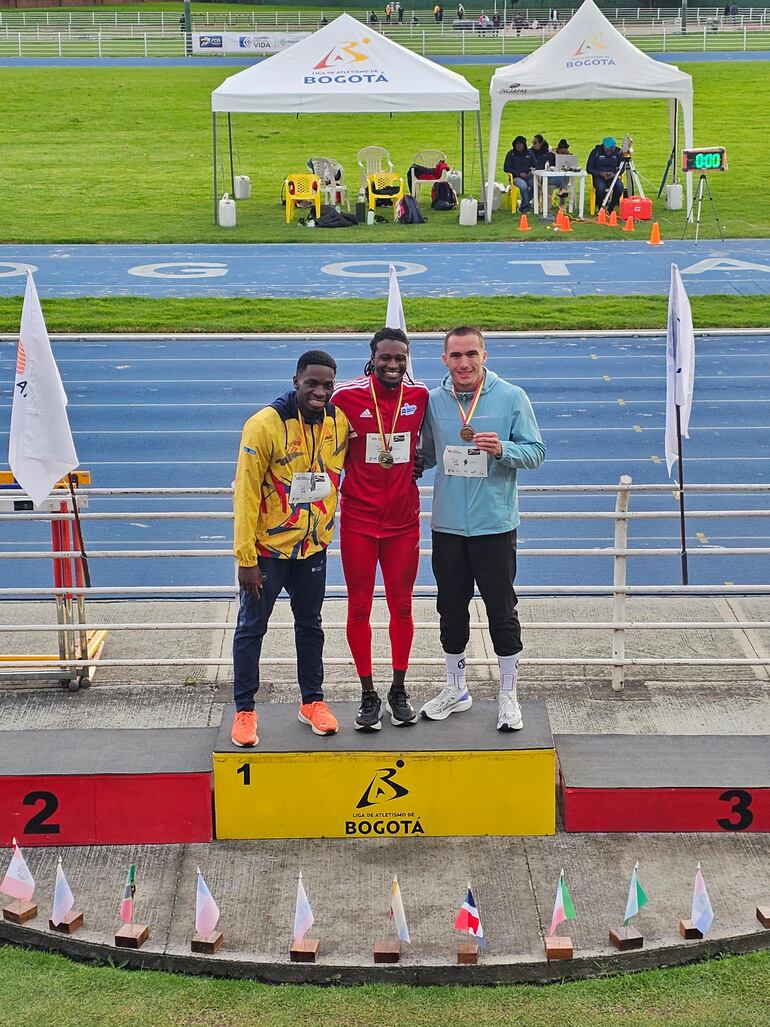 A la derecha en el podio, César Almirón (22 años), medalla de bronce en Bogotá, Colombia.
