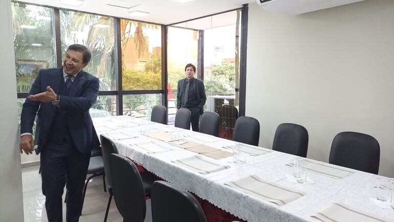 Silvio "Beto" Ovelar haciendo el recorrido para mostrar las refacciones que en total costaron al Congreso G. 1200 millones.