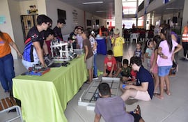 Niños y niñas atienden el taller de robótica que se montó con Escuelas Abiertas en el barrio San Francisco, de Asunción.