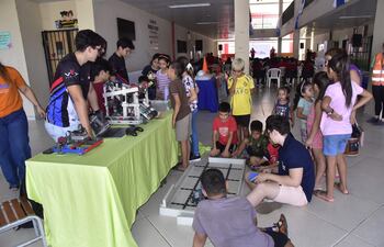 Niños y niñas atienden el taller de robótica que se montó con Escuelas Abiertas en el barrio San Francisco, de Asunción.