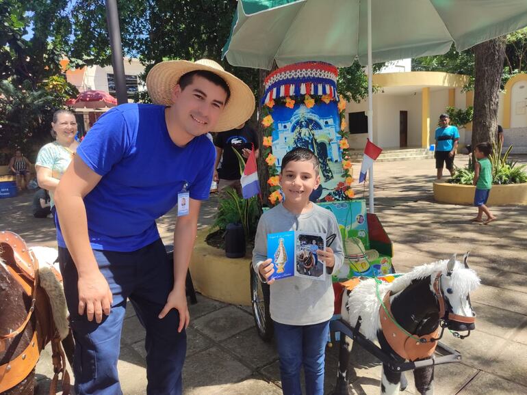 Los niños son los más felices al llevarse una fotografía montando el tradicional caballito.