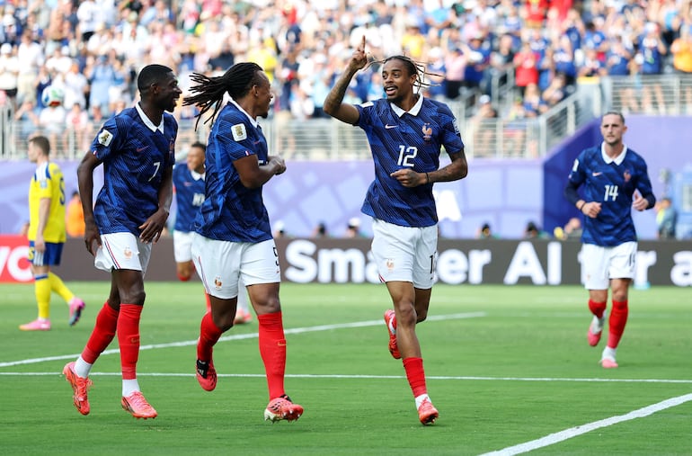 Bradley Barcola de Francia celebra con sus compañeros de equipo tras anotar el segundo gol del equipo durante el partido de los dieciseisavos de final de la Copa Mundial de la FIFA 2026 entre Francia y Suecia en el Estadio de Nueva York Nueva Jersey.