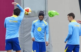 GRAFCAT7668. SANT JOAN DESPÍ (BARCELONA) (ESPAÑA), 02/02/2026.-El delantero del FC Barcelona, Lamine Yamal (c), durante el entrenamiento que realiza la plantilla barcelonista en la ciudad deportiva Joan Gamper para preparar el partido de cuartos de final de la Copa del Rey que disputarán mañana ante el Albacete en el Estadio Carlos Belmonte.EFE/ Alejandro García