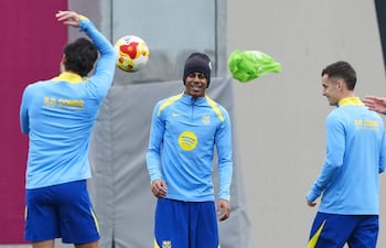 GRAFCAT7668. SANT JOAN DESPÍ (BARCELONA) (ESPAÑA), 02/02/2026.-El delantero del FC Barcelona, Lamine Yamal (c), durante el entrenamiento que realiza la plantilla barcelonista en la ciudad deportiva Joan Gamper para preparar el partido de cuartos de final de la Copa del Rey que disputarán mañana ante el Albacete en el Estadio Carlos Belmonte.EFE/ Alejandro García