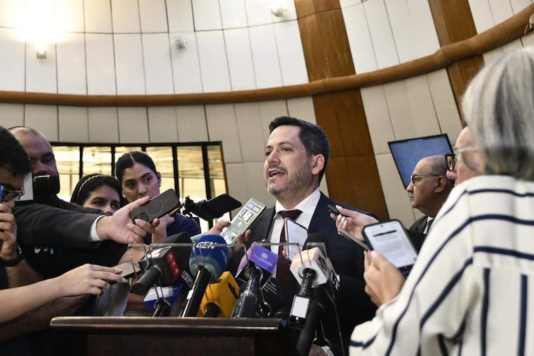“Suficientes problemas tenemos acá”, dice Latorre sobre Erico Galeano