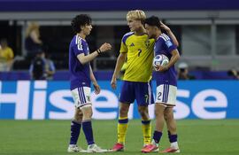 Lucas Bergvall (centro) de Suecia se despide de Yukinari Sugawara (derecha) de Japón tras el encuentro que finalizó igualado en EE.UU.