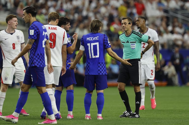 El árbitro francés Clément Turpin (d) habla con Luka Modric de Croacia este miércoles, en un partido del grupo L del Mundial de la FIFA 2026 entre Inglaterra y Croacia en el estadio AT&T en Dallas (EE.UU.).