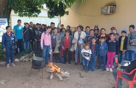 Comunidades educativas acampan en la dirección departamental de educación, exigen rubros para docentes